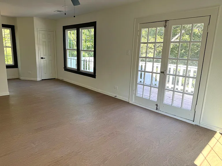 1121 E Texas St — Photo 16