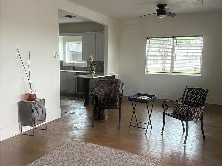 405 E College St — Photo 2