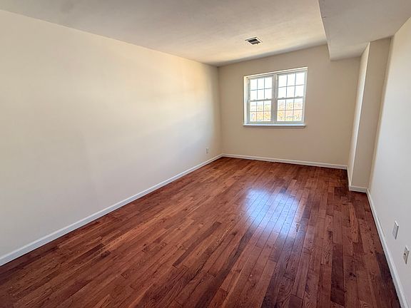 4th image of 85 Elmwood Park Dr #24A