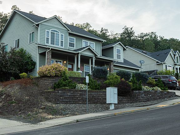 3rd image of 2600 Loma Vista Dr