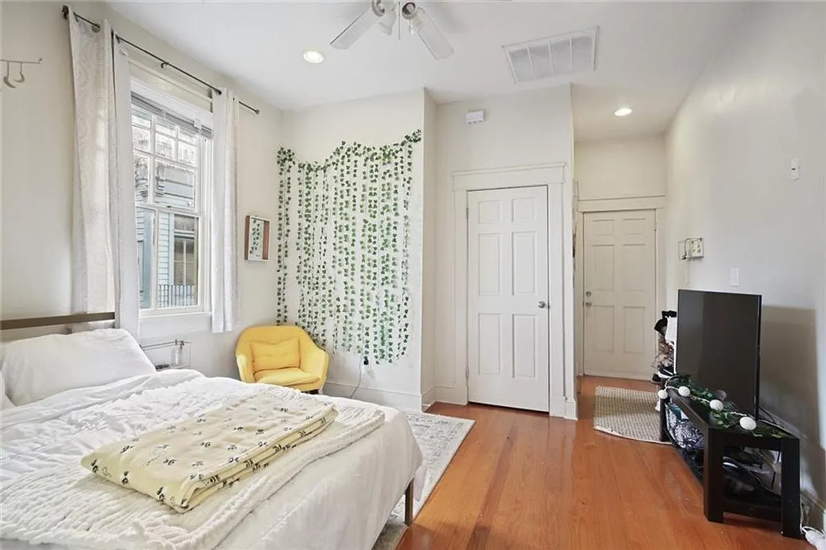 Building Photo - 2036 Prytania St #3