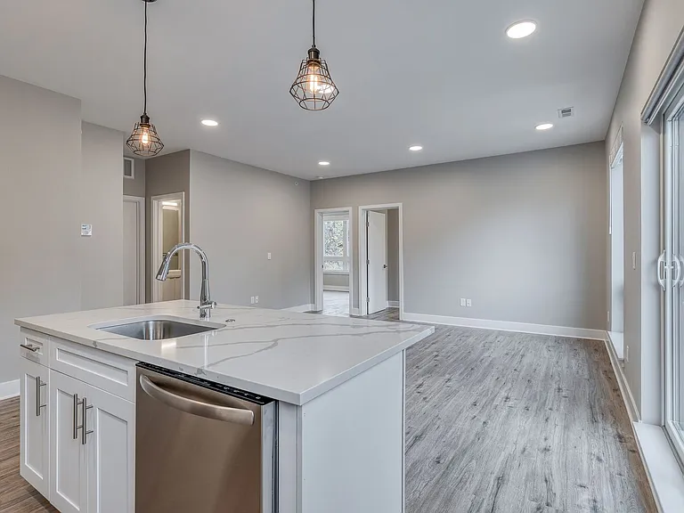Brand New Luxury Apartments — Photo 4
