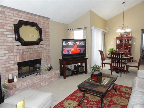 3rd image of 403 Menlo Park Dr