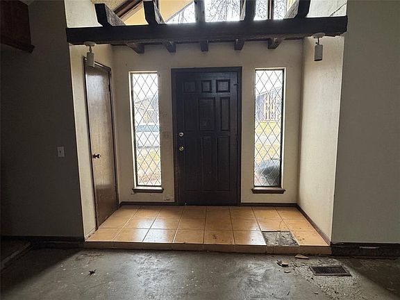 3rd image of 8905 N Davis Ave