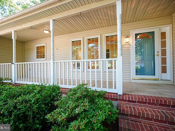 4th image of 72 Gainsborough Dr