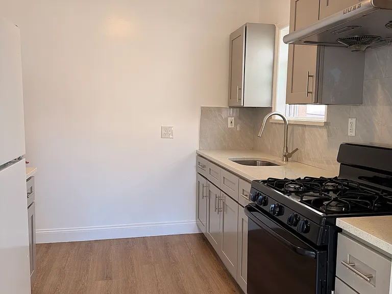 20-14 Utopia Pkwy #2 — Photo 9