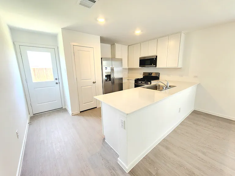 2260 Neyland Dr — Photo 4