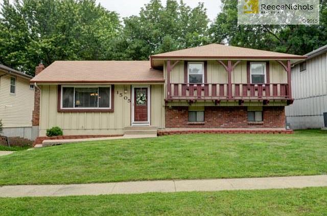 Nice curb appeal to this 3 bedroom side to side split.