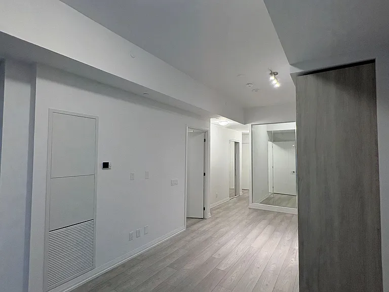 400 King St W #720 — Photo 9