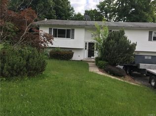 22 Ross Ln, Middletown, NY