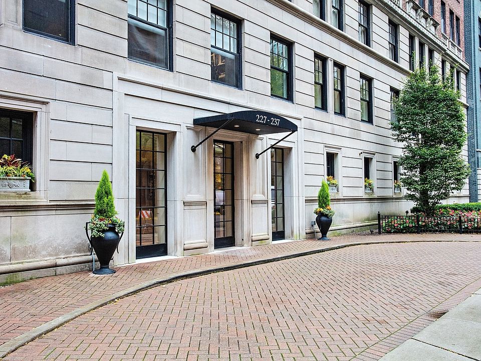 1st image of 227 E Delaware Pl #3C