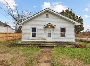 1917 W Poplar St, Harrisburg, IL 62946