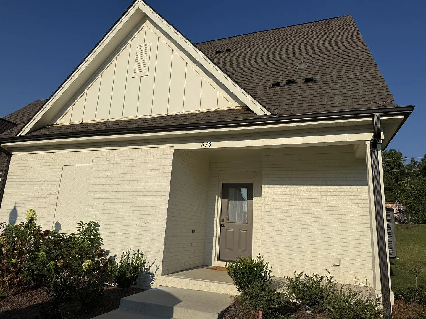 3BR/3.5BA Stand Alone House in South Grove — Photo 2