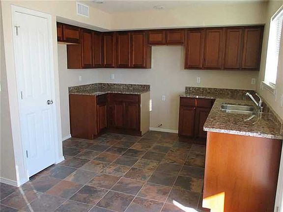 4th image of 13470 Doncaster St