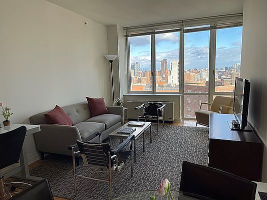 5th image of 1510 Lexington Ave APT 16Q