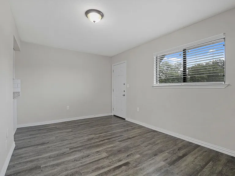 Oak Street Flats: Ranch Style Fully Remodeled Come Check Us Out — Photo 49