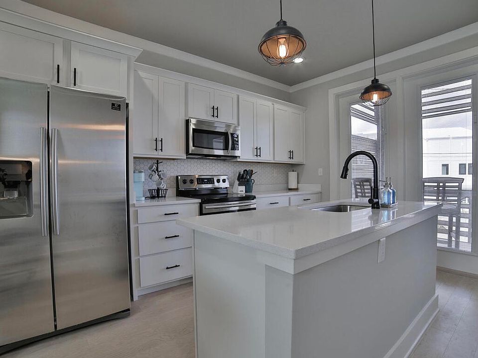 1st image of 3043 Saint Elmo Ave #10