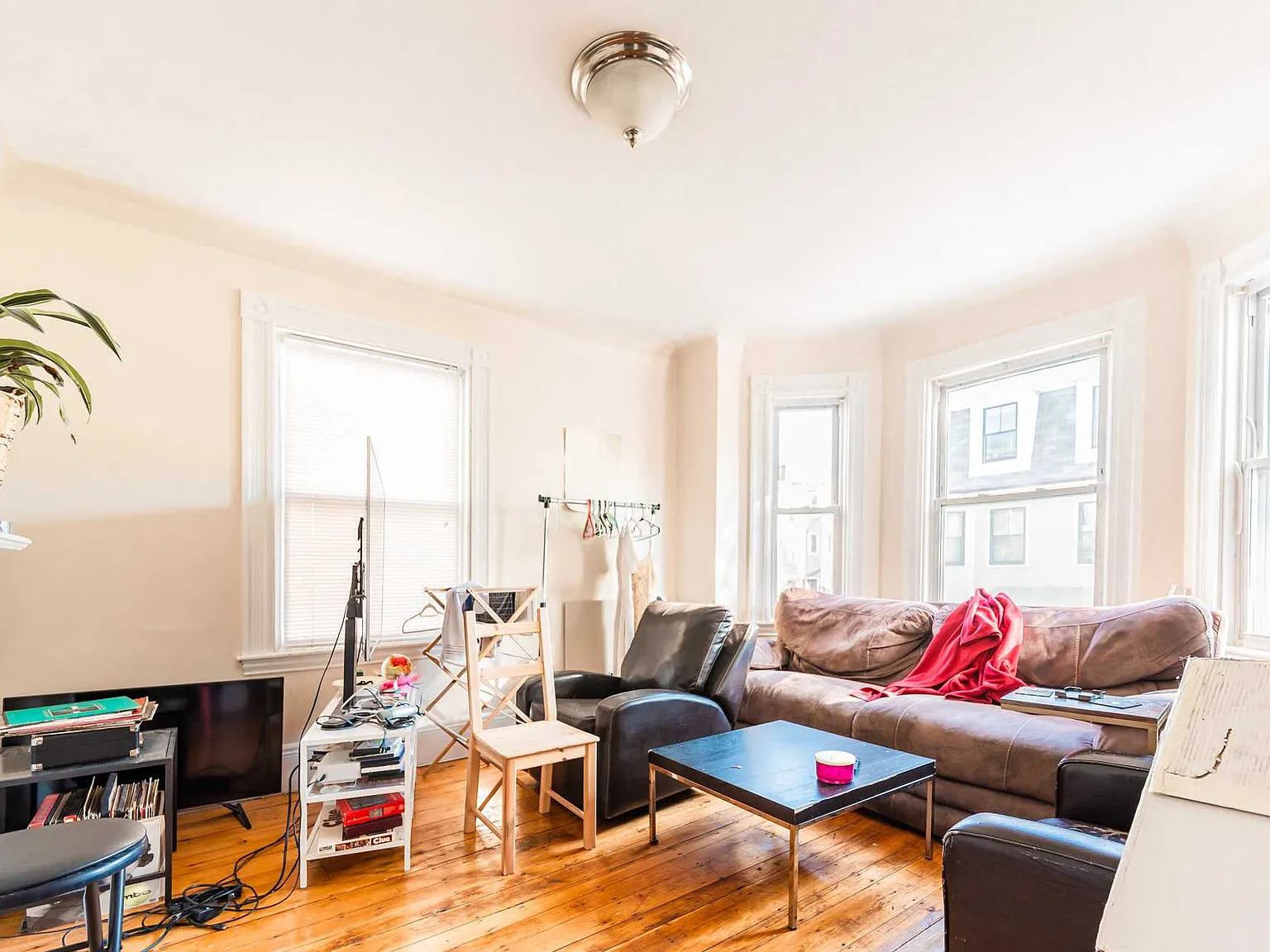 4 bed, $3,400 — Photo 2