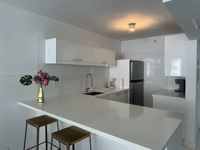 100 Lincoln Rd #835 — Photo 3