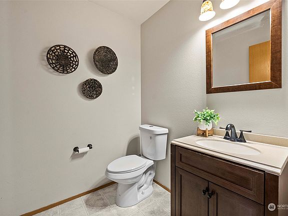 4th image of 18003 Silver Creek Avenue E