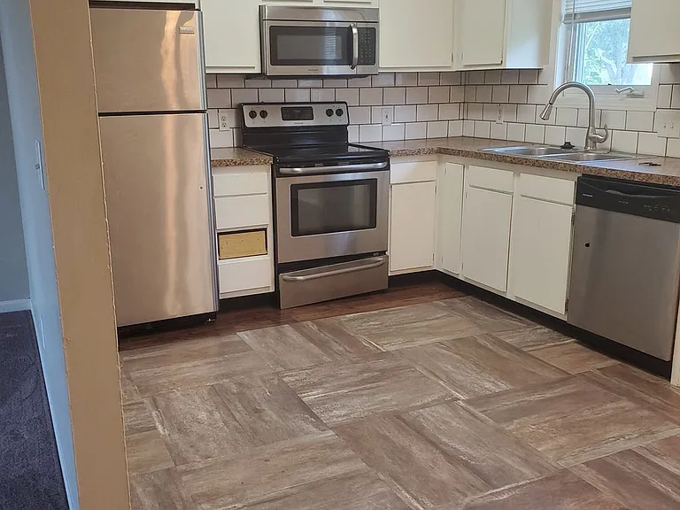 420 W Saunders Ave — Photo 2
