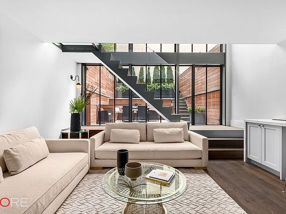 4th image of 317 W 11th St