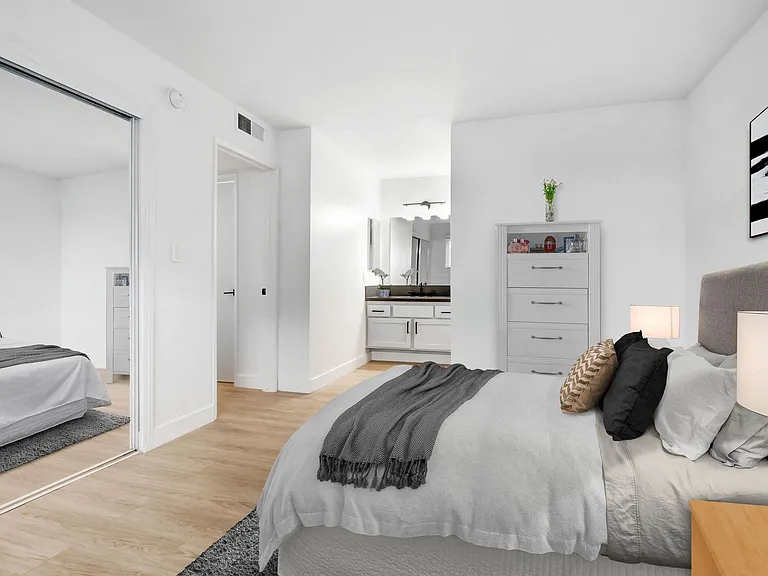 520 Kelton — Photo 14