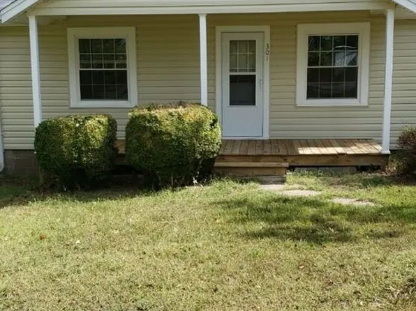 301 Meadowood Ln, Danville, VA 24540