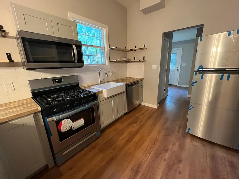 1017 Preston St — Photo 8