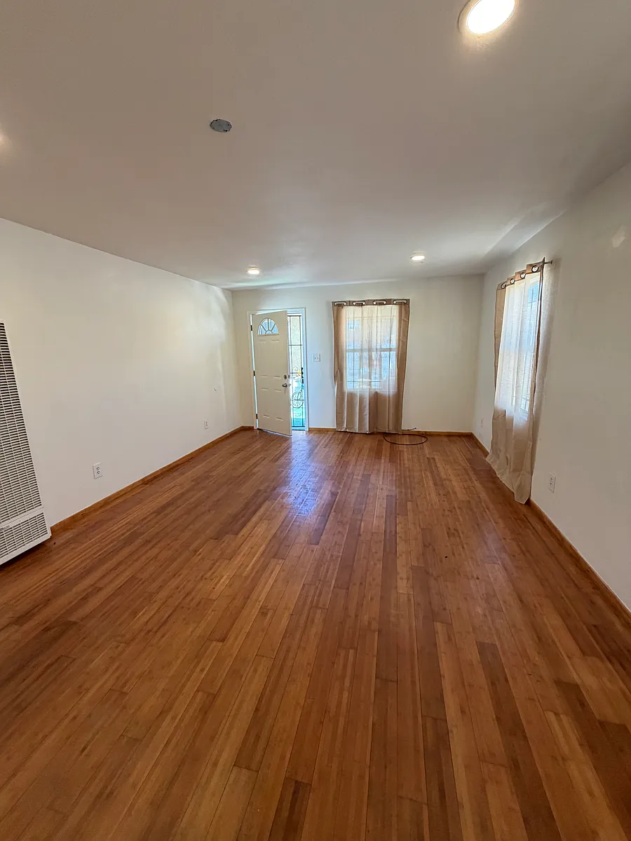 Building Photo - 1300 E 108th St #1302