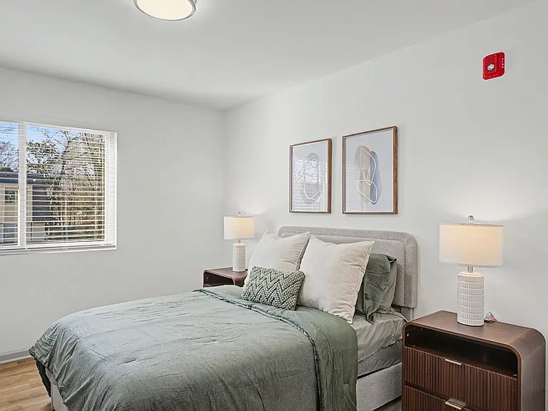 1128 W College St — Photo 15