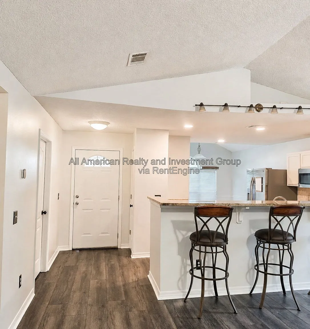 3 bed, 2.0 bath, 1518 sqft, $2,000 — Photo 2