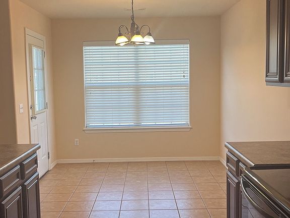 5th image of 201 Willow Dr