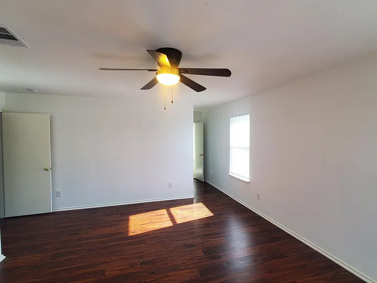 109 Southwestern Dr — Photo 8