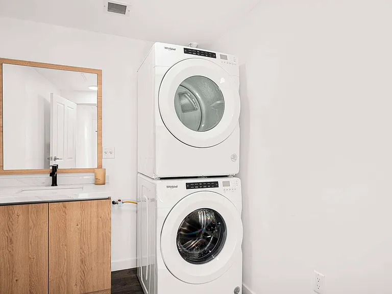 Eddy Redondo Residences — Photo 51