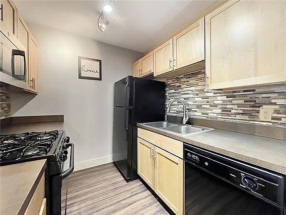 3rd image of 600 E 8th St Unit J2