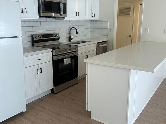 4th image of 10200 De Soto Ave #321