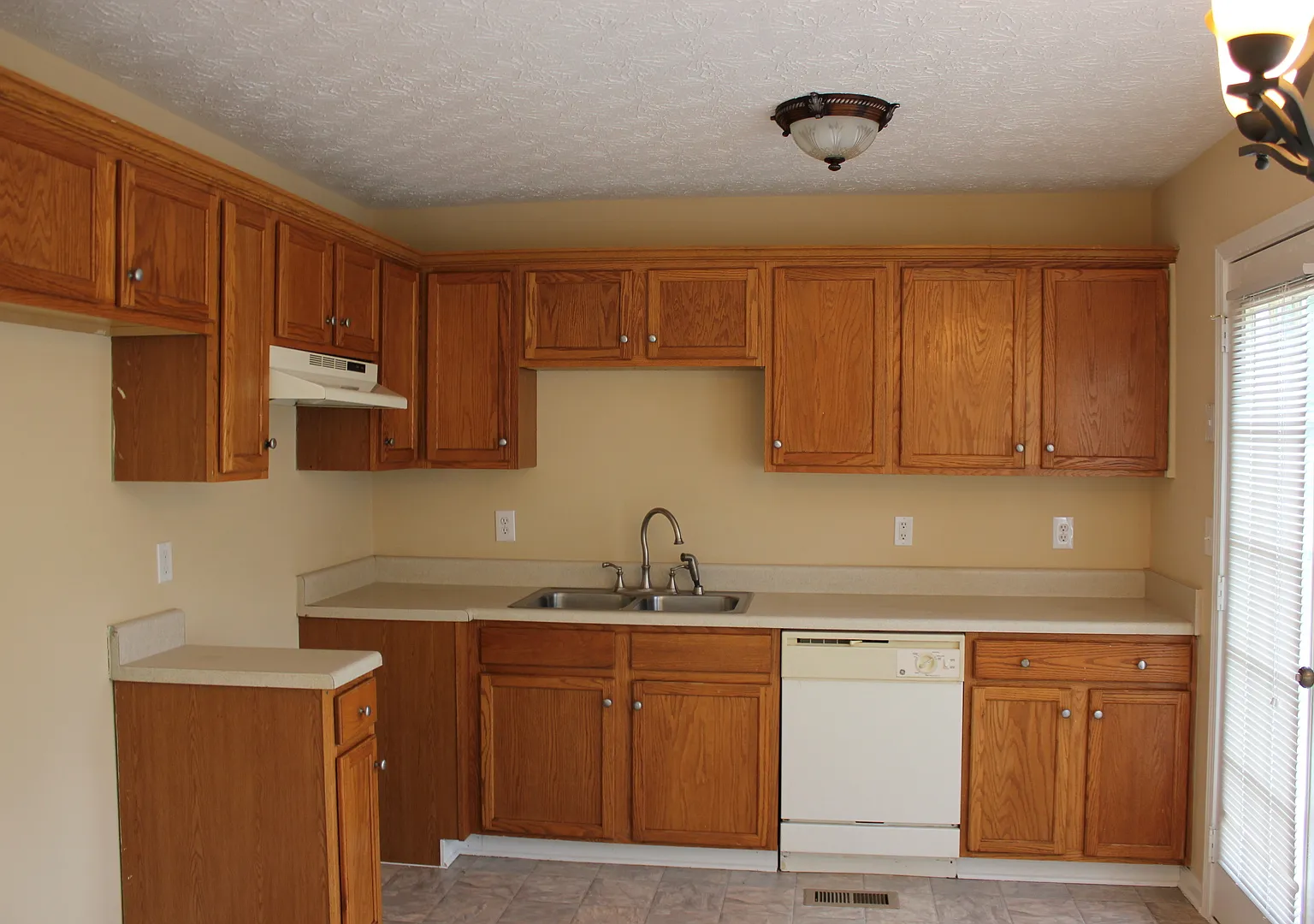 Great 4 Bedroom 2 Bath Home — Photo 4