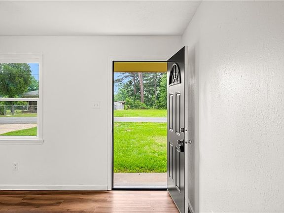 5th image of 812 Anita St