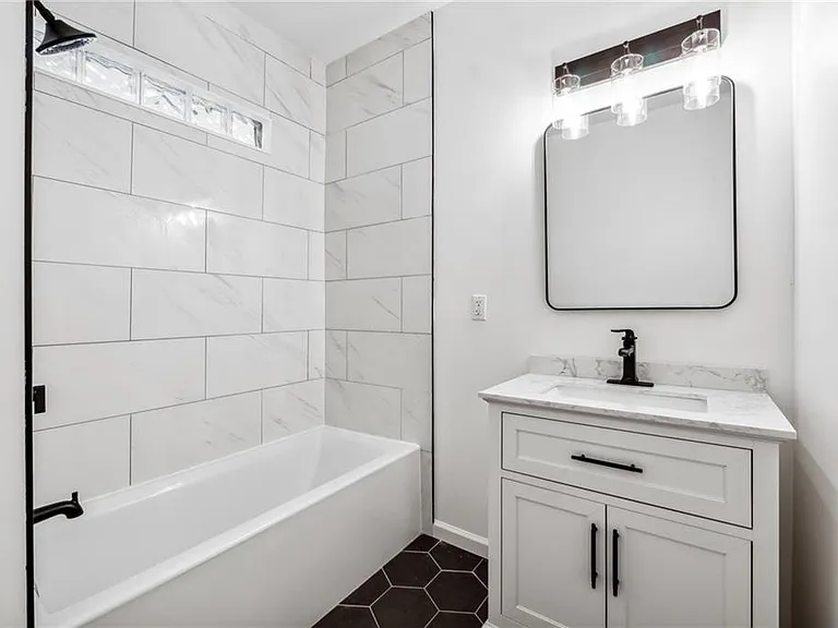 976 Hall Pl NW — Photo 32