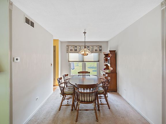 3rd image of 927 Saginaw Ct