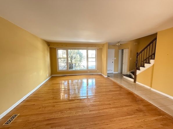 19W147 Avenue Royal, Oak Brook, IL 60523