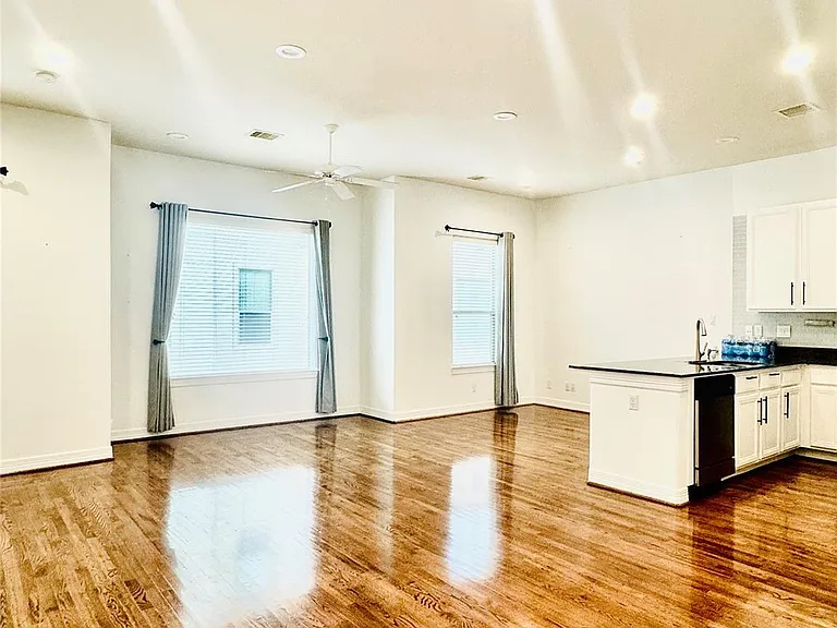 3846 Center St — Photo 13