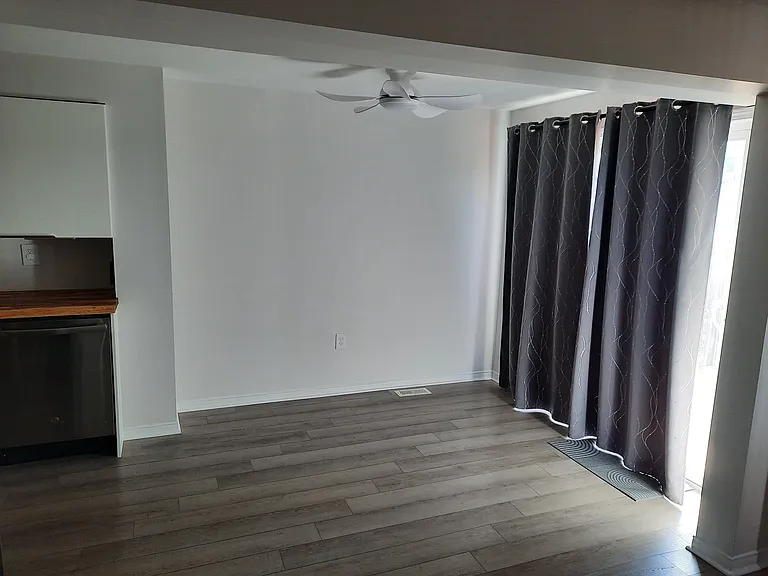 59 Courtney Cres — Photo 6