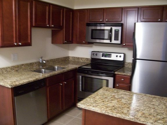 5th image of 560 Lawrence Ave APT 112