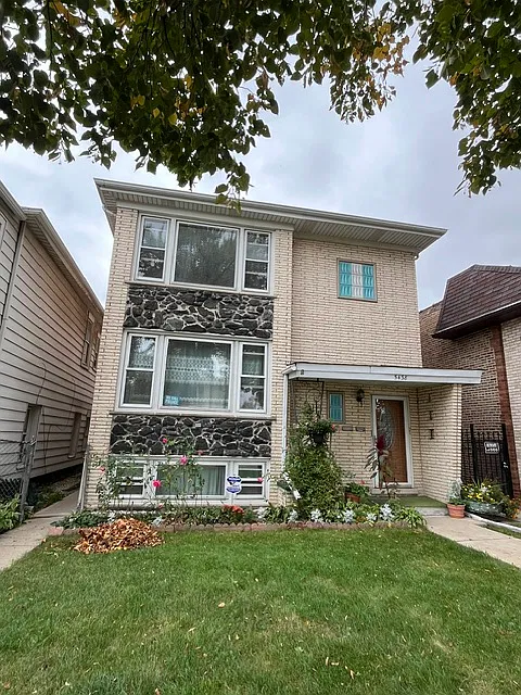 3 bed, 915 sqft, $1,300 — Photo 2