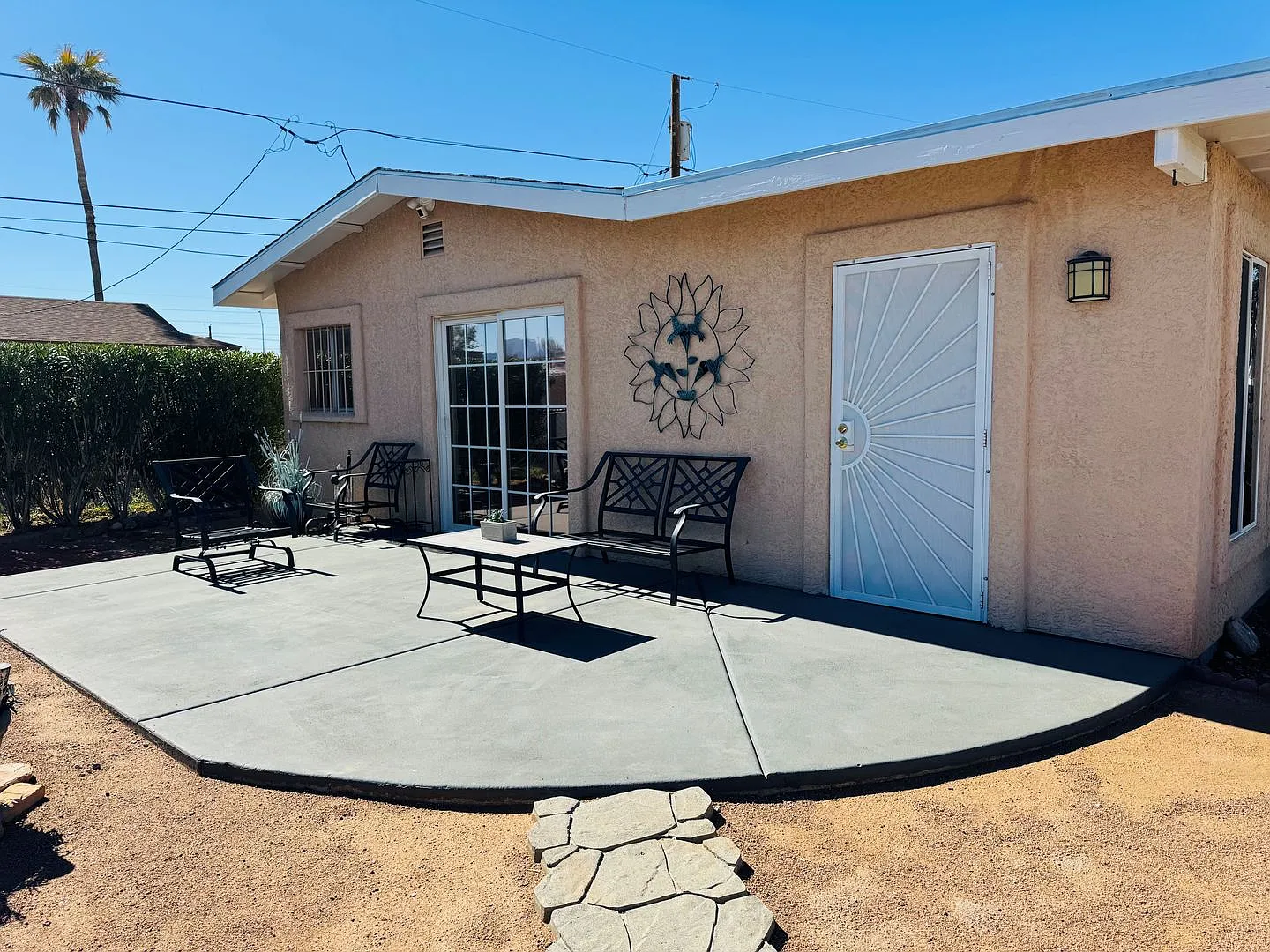 Charming 2-Bedroom Home Near the Colorado River with RV Parking- SHORT or LONG Term — Photo 4