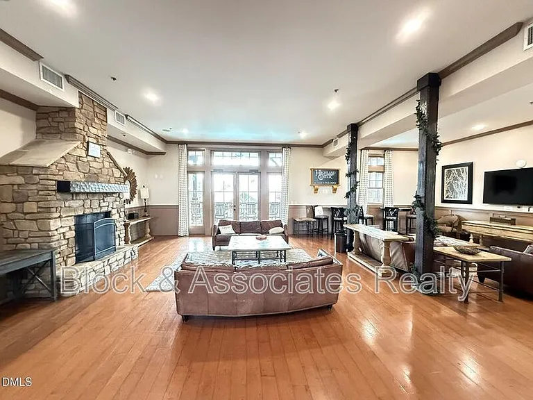 8527 Quarton Dr — Photo 32