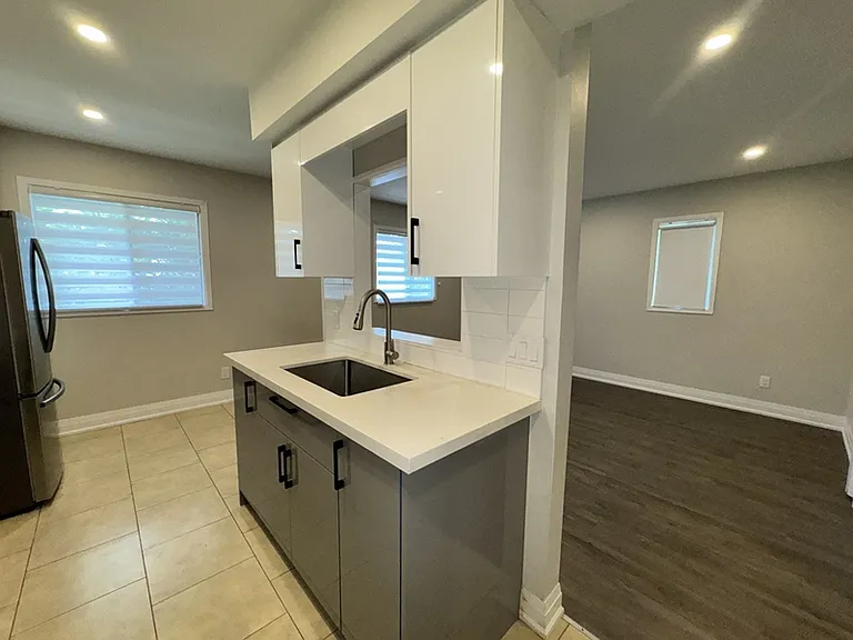 16 Wellington St W #6 — Photo 4