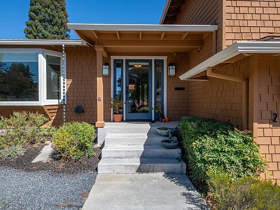 3rd image of 2206 Oak Hill Drive